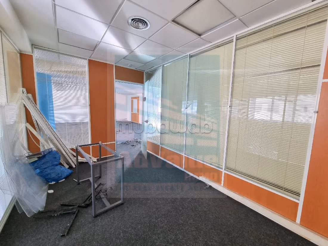 Oficinas en alquiler en Les Hôpitaux. Gran superficie 199 m². Ascensor y plazas de aparcamiento. 