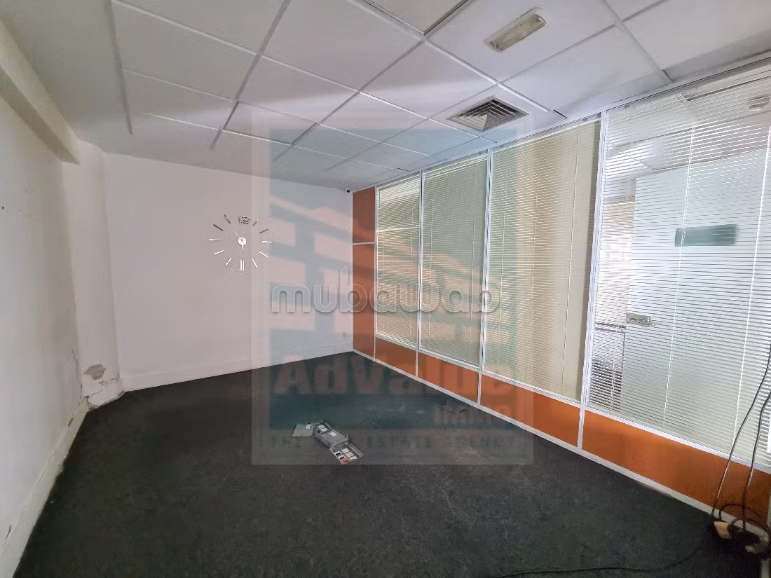 Oficinas en alquiler en Les Hôpitaux. Gran superficie 199 m². Ascensor y plazas de aparcamiento. 