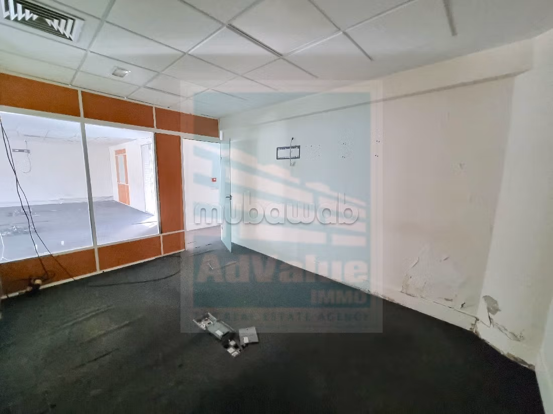 Oficinas en alquiler en Les Hôpitaux. Gran superficie 199 m². Ascensor y plazas de aparcamiento. 