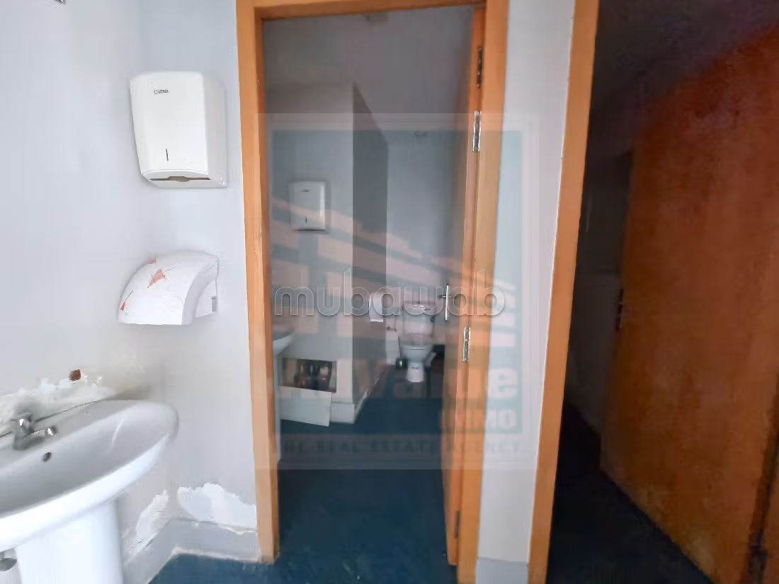 Oficinas en alquiler en Les Hôpitaux. Gran superficie 199 m². Ascensor y plazas de aparcamiento. 