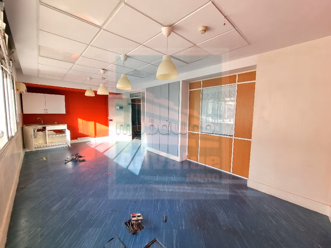 Oficinas en alquiler en Les Hôpitaux. Gran superficie 199 m². Ascensor y plazas de aparcamiento. 