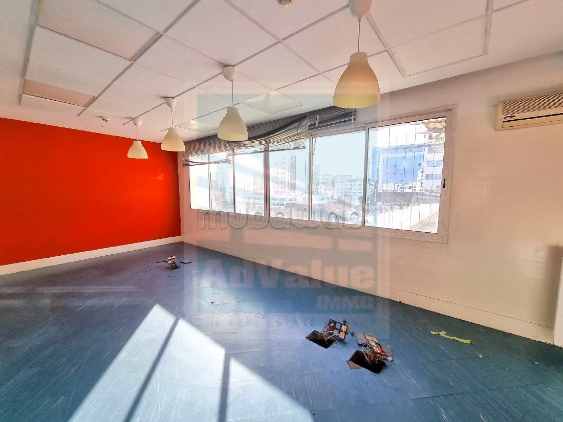 Oficinas en alquiler en Les Hôpitaux. Gran superficie 199 m². Ascensor y plazas de aparcamiento. 