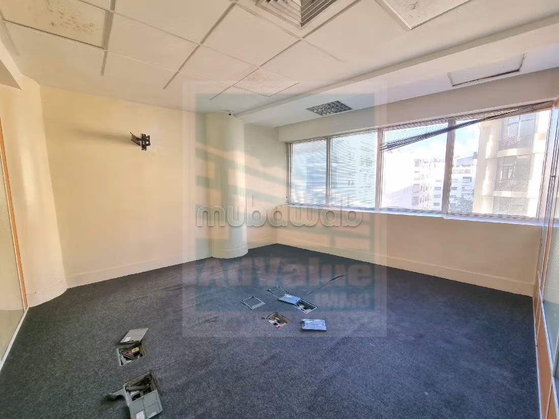 Oficinas en alquiler en Les Hôpitaux. Gran superficie 199 m². Ascensor y plazas de aparcamiento. 
