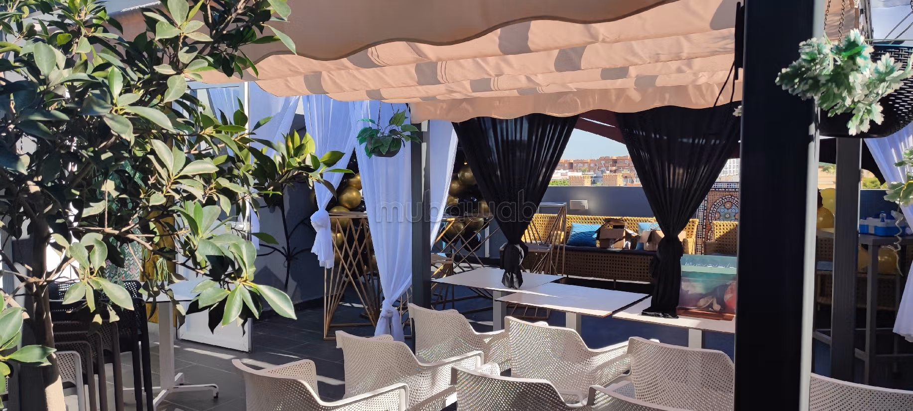 Oficinas en venta. Área total 1000 m². Jardín y ascensor. 