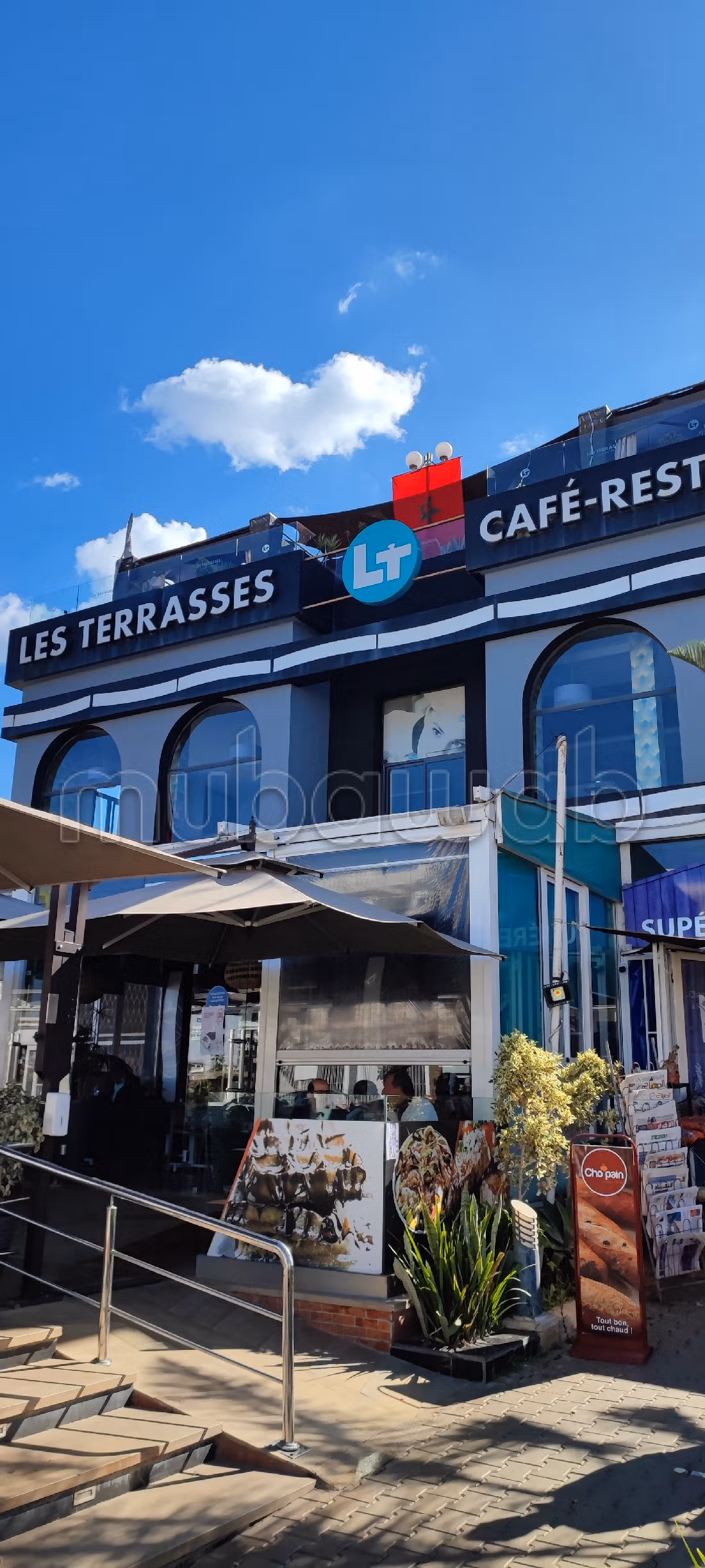 Oficinas en venta. Área total 1000 m². Jardín y ascensor. 