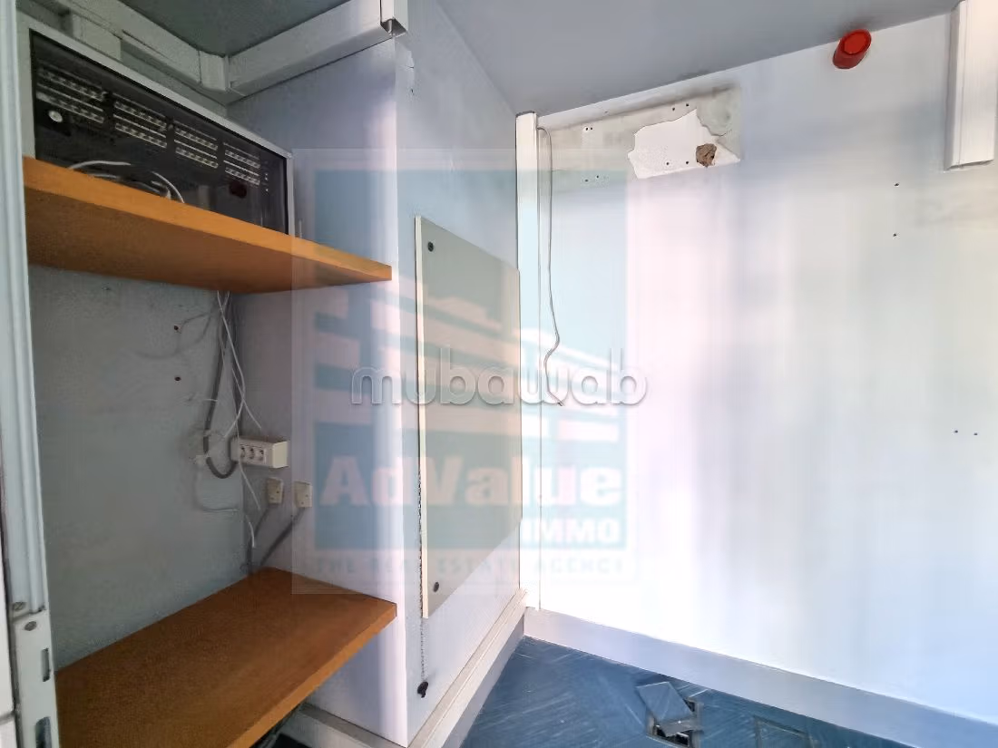 Nu huren: kantoorruimte in Les Hôpitaux. Oppervlakte 165 m². Lift en parkeerplaats.