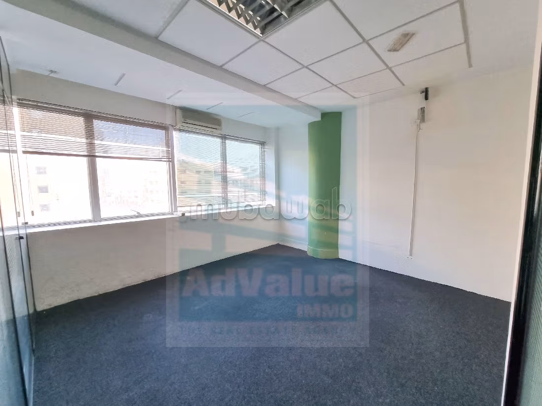 Nu huren: kantoorruimte in Les Hôpitaux. Totale oppervlakte 116 m². Lift en garage. 