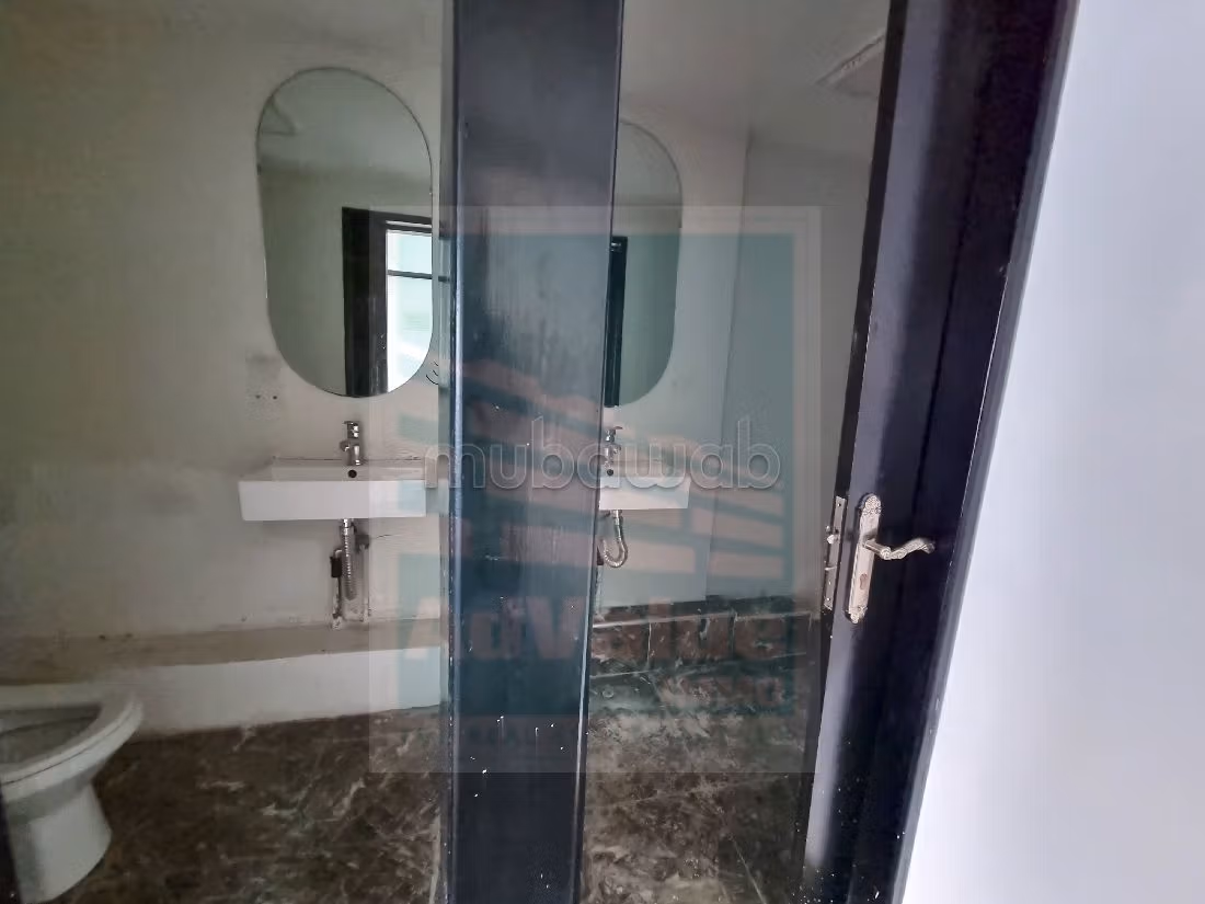 Nu huren: kantoorruimte in Les Hôpitaux. Totale oppervlakte 116 m². Lift en garage. 