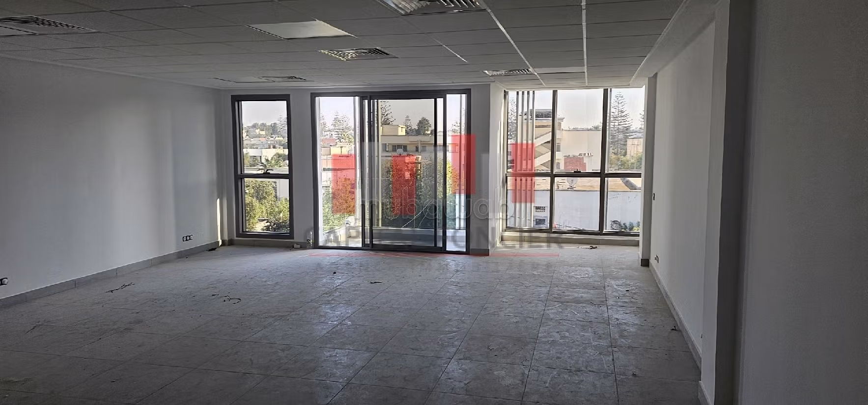 Immobili vari in affitto a Franceville. Superficie totale 1900 m². 