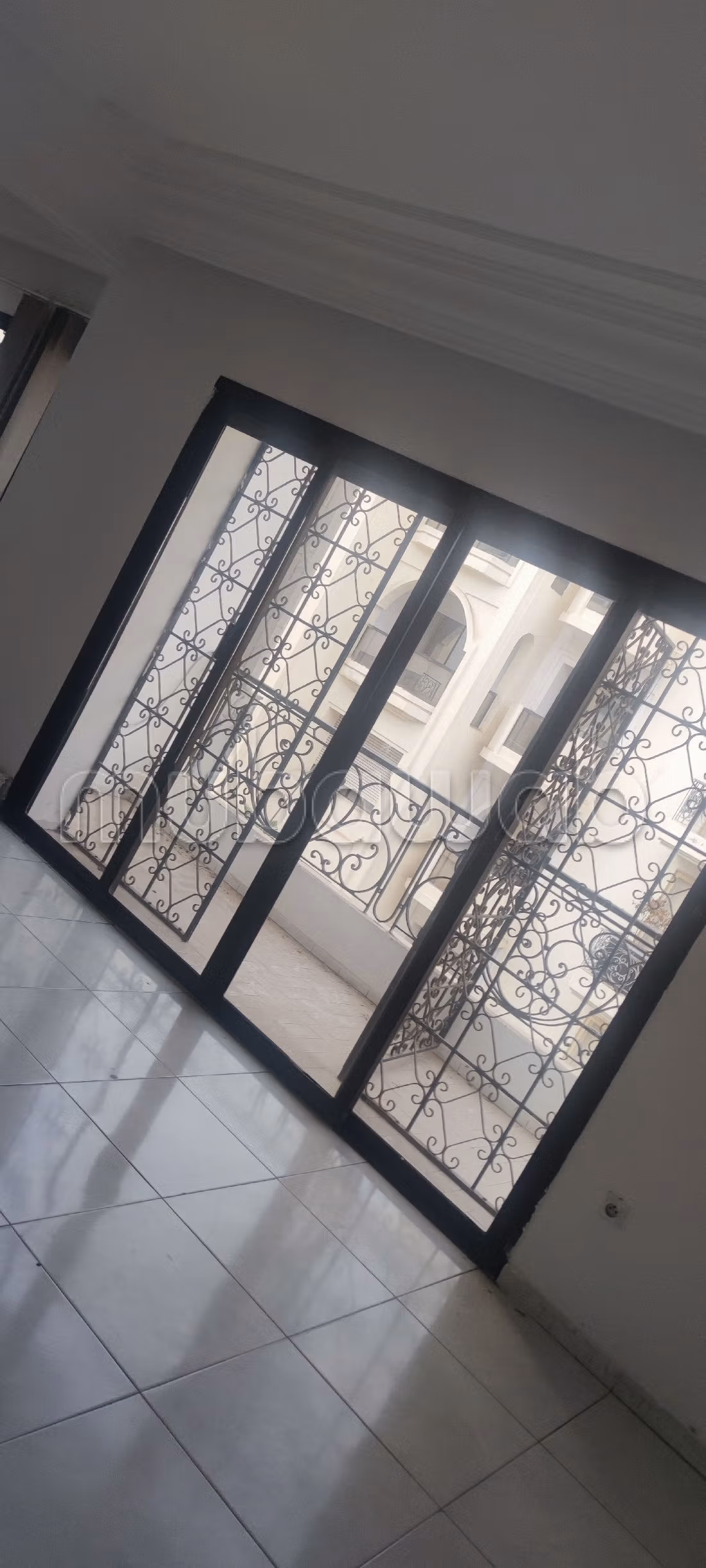 عقارت تجارية للكراء براسين. المساحة 262 م². إقامة بالبواب ، ومكيف هوائي. 