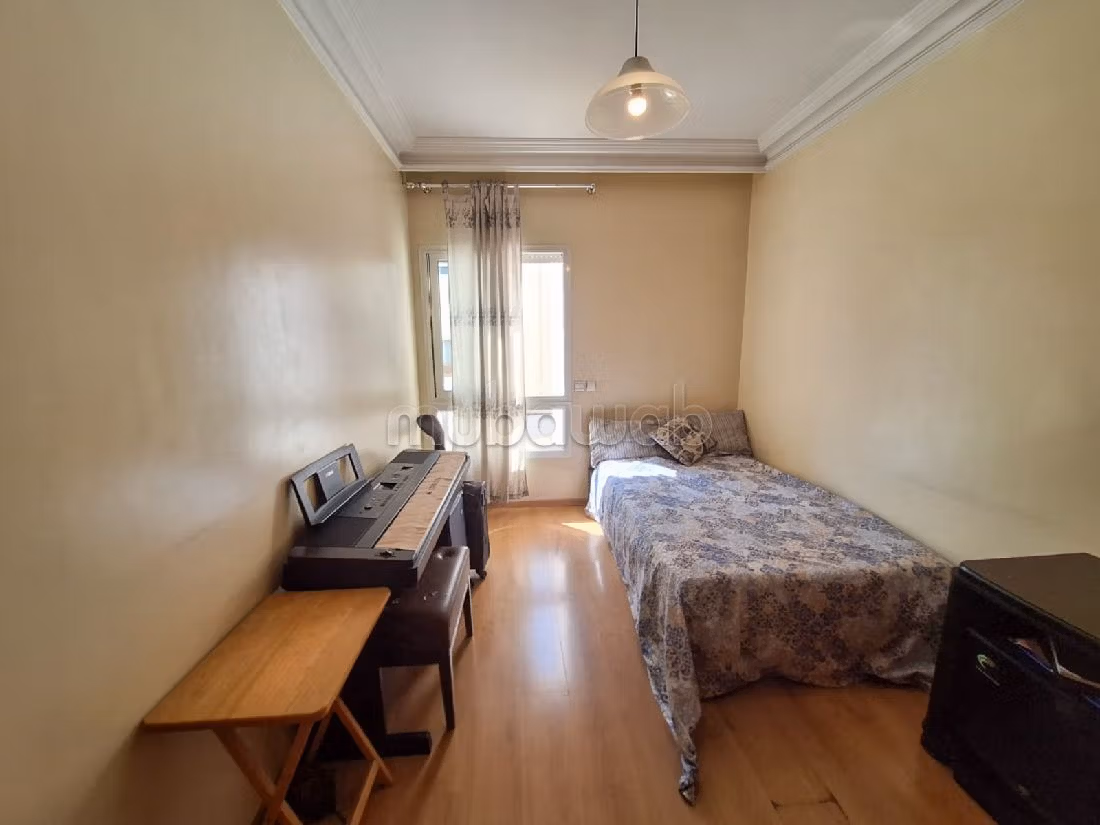 بيع شقة بالمثلث الذهبي. 4 غرف رائعة. مع مصعد وشرفة. 