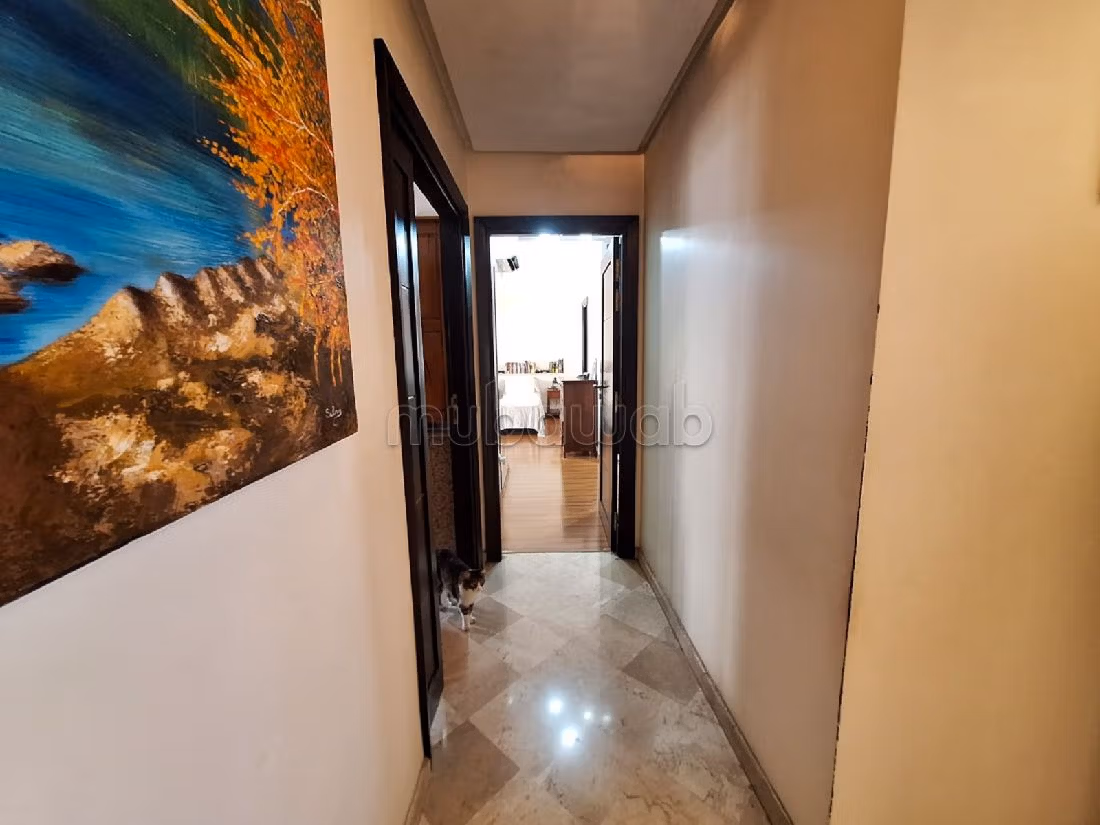 بيع شقة بالمثلث الذهبي. 4 غرف رائعة. مع مصعد وشرفة. 