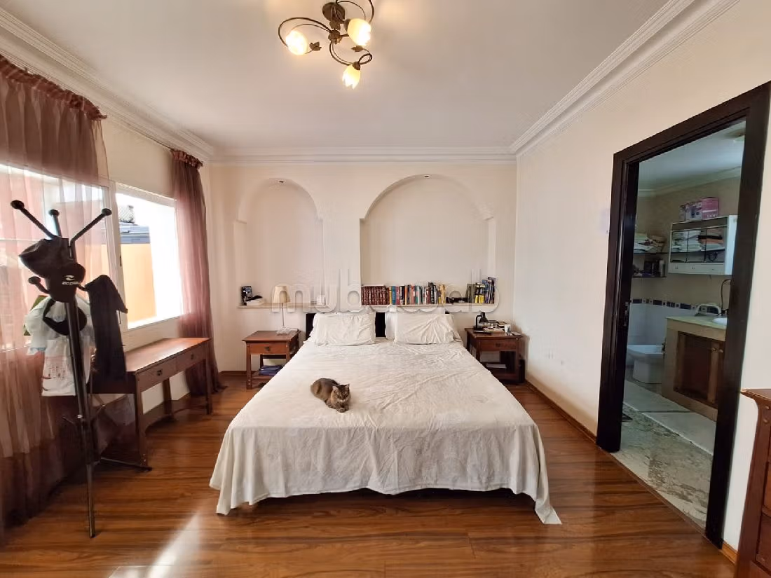 بيع شقة بالمثلث الذهبي. 4 غرف رائعة. مع مصعد وشرفة. 