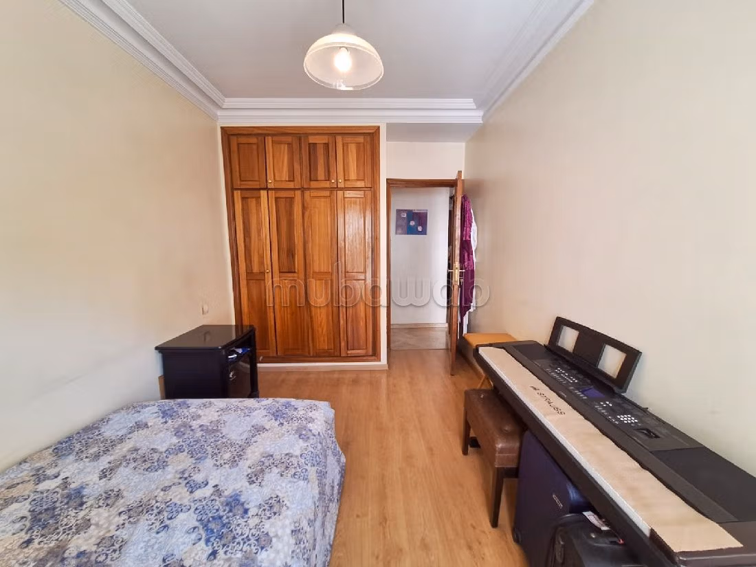 بيع شقة بالمثلث الذهبي. 4 غرف رائعة. مع مصعد وشرفة. 