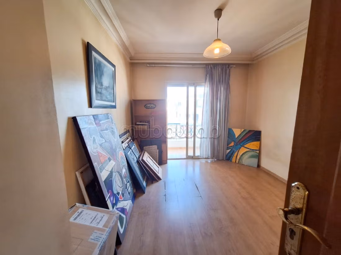 بيع شقة بالمثلث الذهبي. 4 غرف رائعة. مع مصعد وشرفة. 