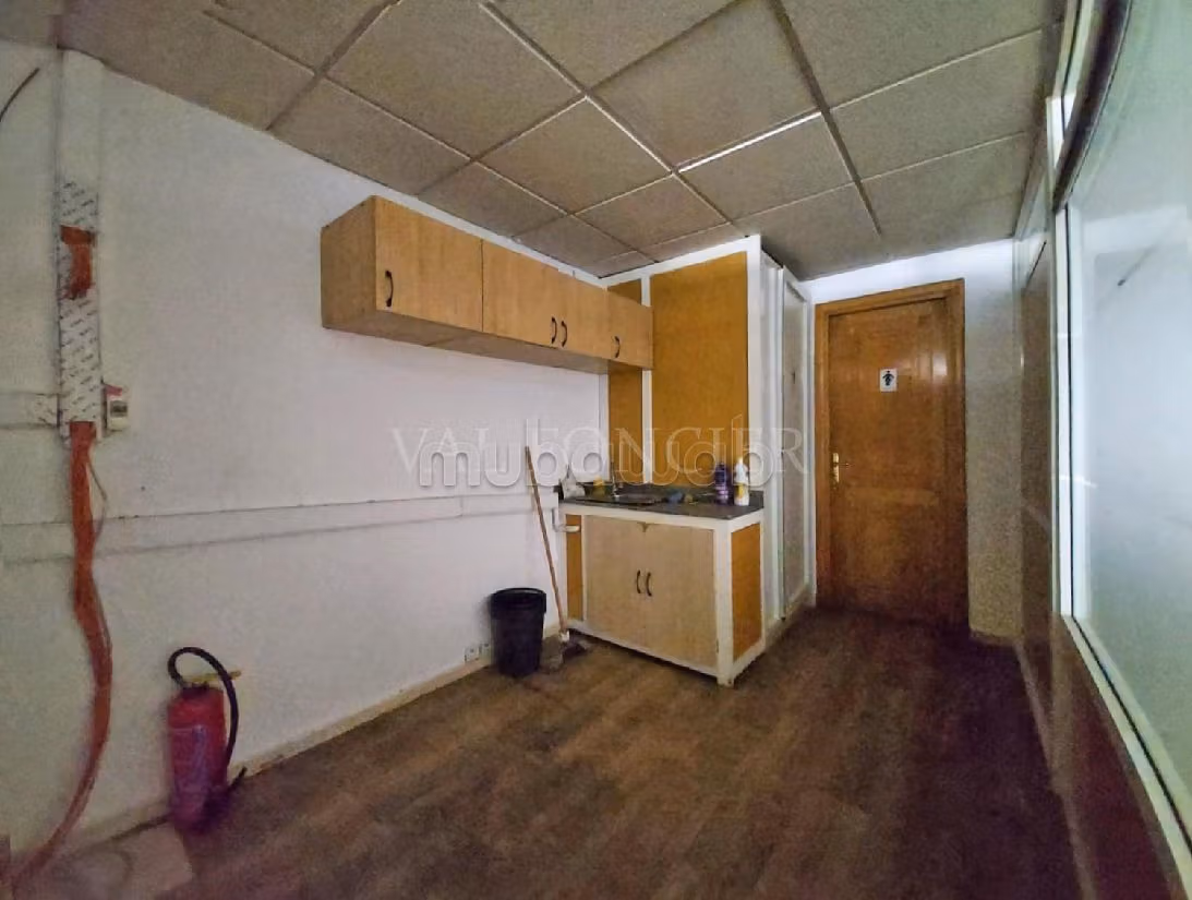 Nu huren: kantoorruimte in Bourgogne Ouest. Oppervlakte 157 m². Garage