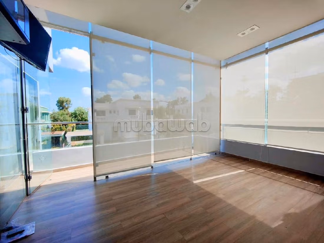 À préstigia trés jolie villa pour location vide