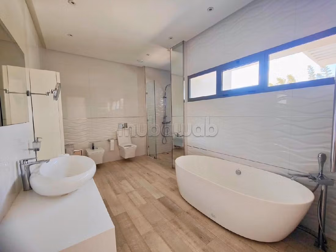 À préstigia trés jolie villa pour location vide