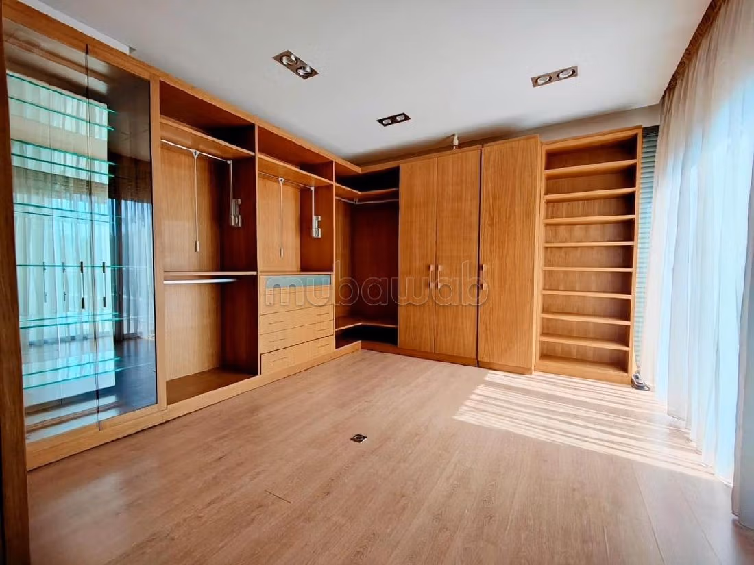 À préstigia trés jolie villa pour location vide