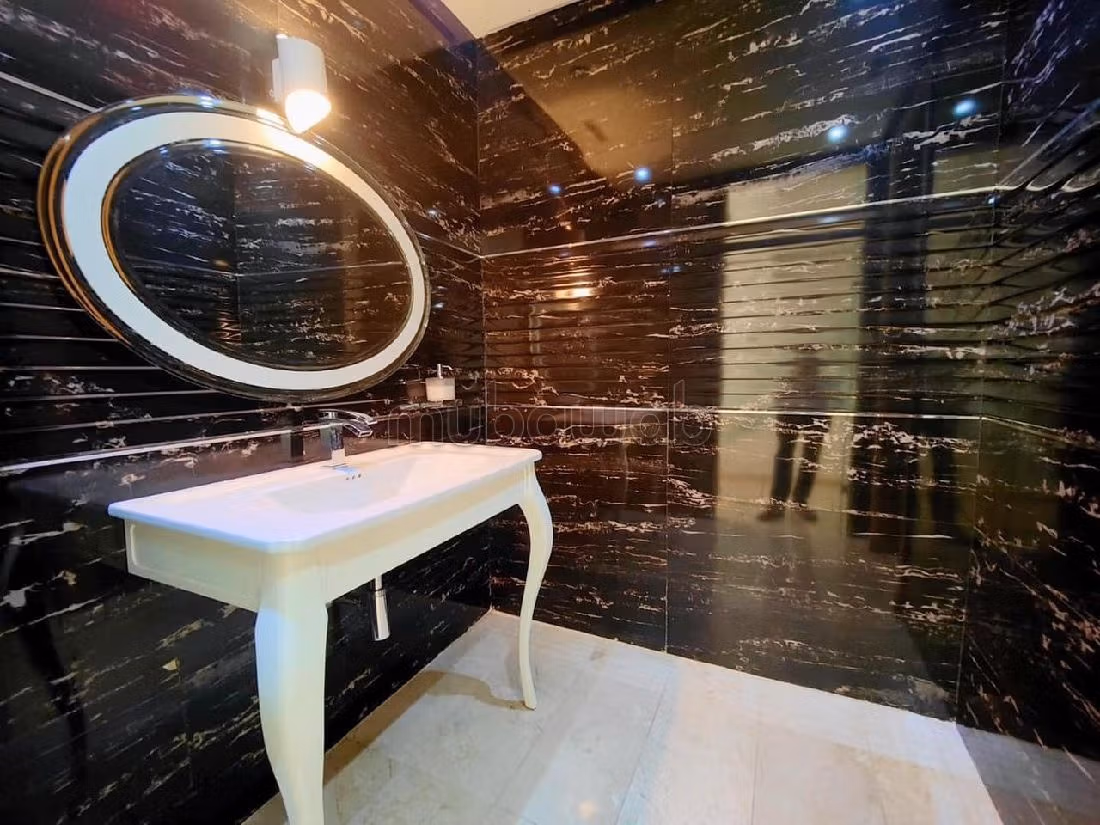 À préstigia trés jolie villa pour location vide