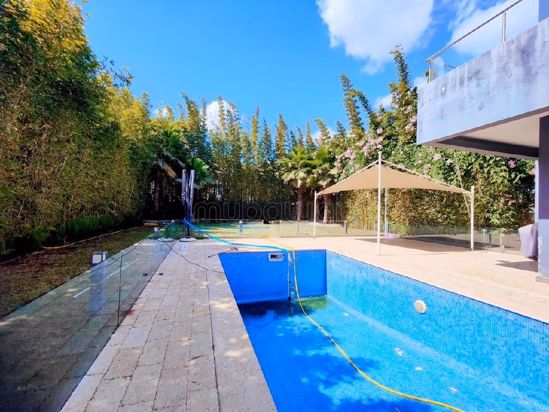 À préstigia trés jolie villa pour location vide