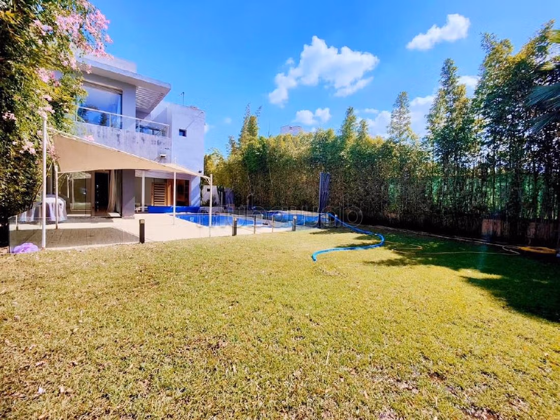 À préstigia trés jolie villa pour location vide