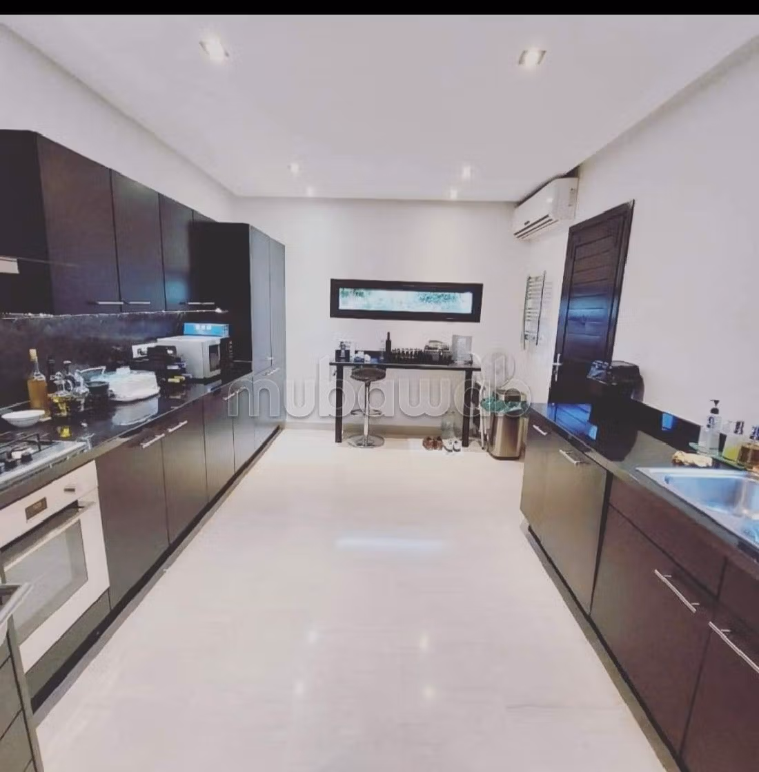 Residenza di lusso in vendita a Sidi Youssef. 4 camere. Antenna parabolica e impianto di videosorveglianza.