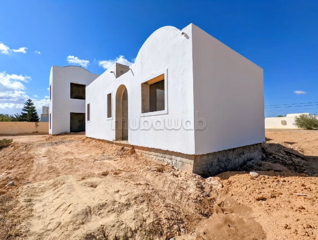 بيع منزل ب جربة. المساحة الكلية 280 م². حديقة. 