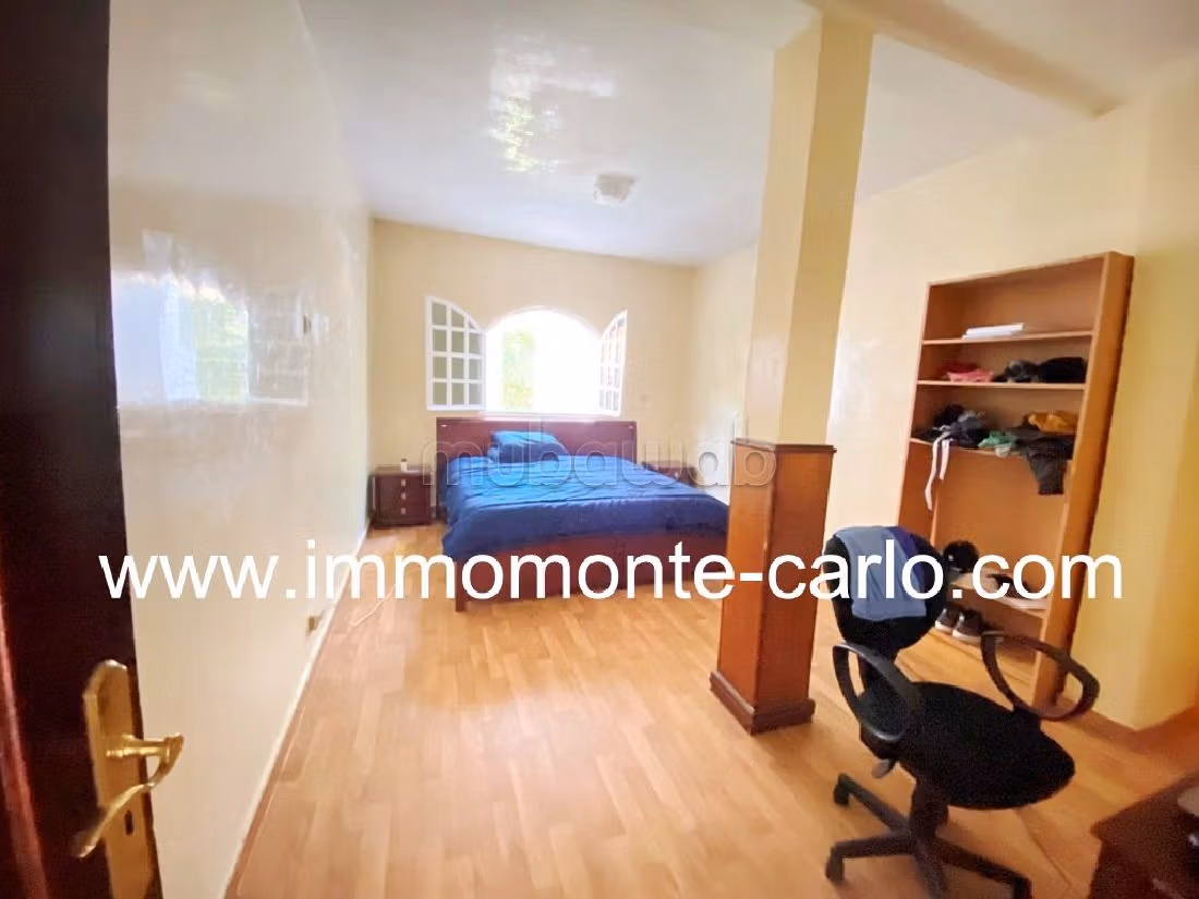 High quality villa for rent in Souissi. Area 350 m². Green areas, Balcony.