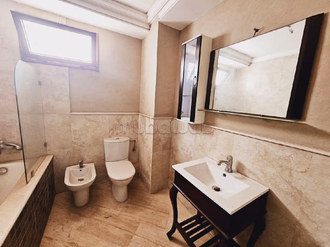 شقة للبيع بحي النخيل. 4 قطع كبيرة. شرفة ومصعد