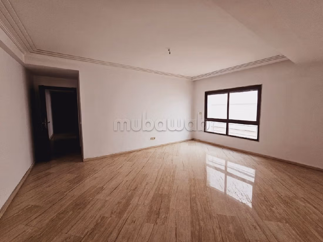 شقة للبيع بحي النخيل. 4 قطع كبيرة. شرفة ومصعد