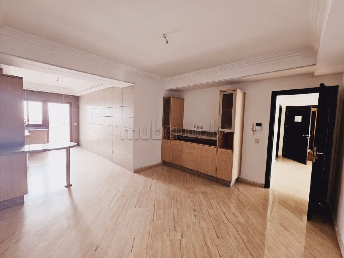 شقة للبيع بحي النخيل. 4 قطع كبيرة. شرفة ومصعد