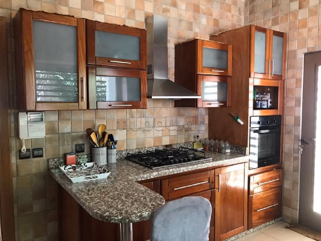 فيلا فخمة للايجار بالوازيس. المساحة الإجمالية 309 م². الراحة الكاملة مع حمام سباحة ومدفأة