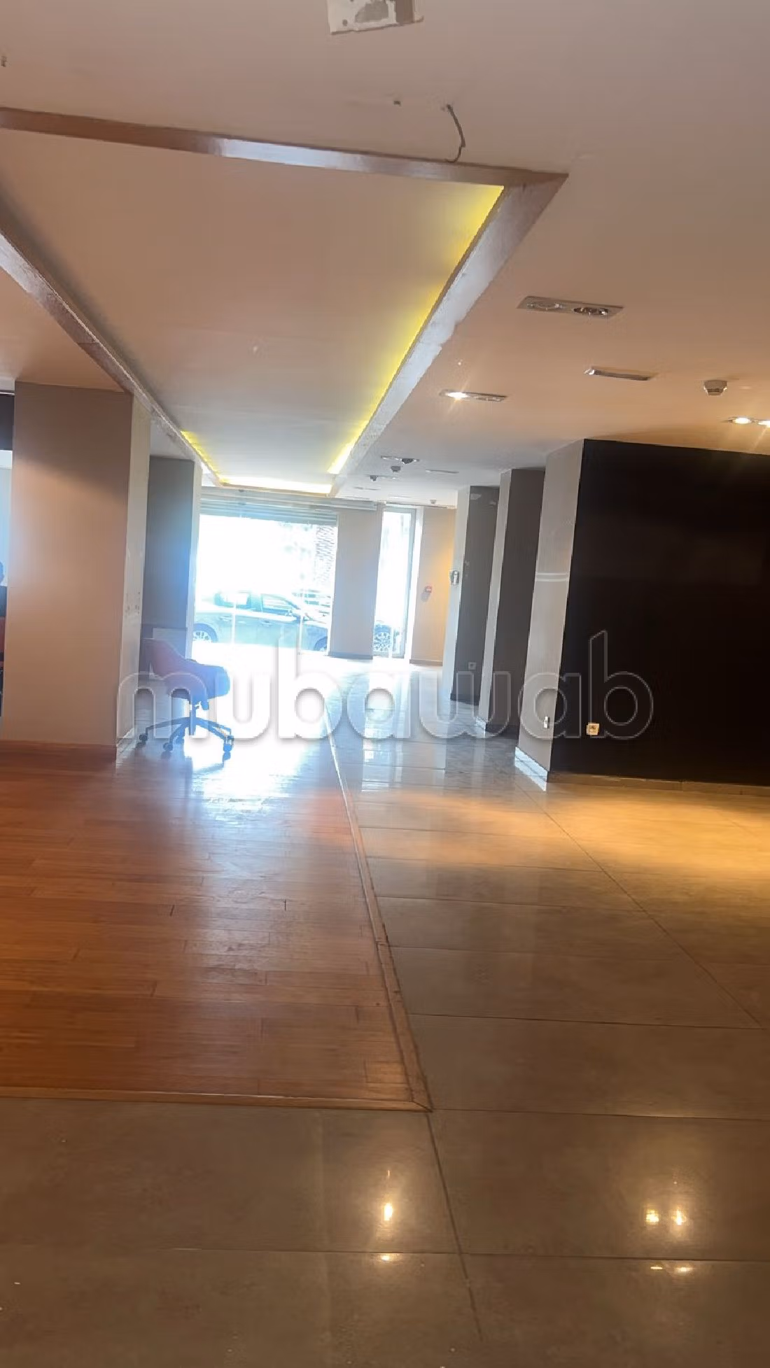 Offices & shops to rent in Racine Extension. Area of 454 m². 