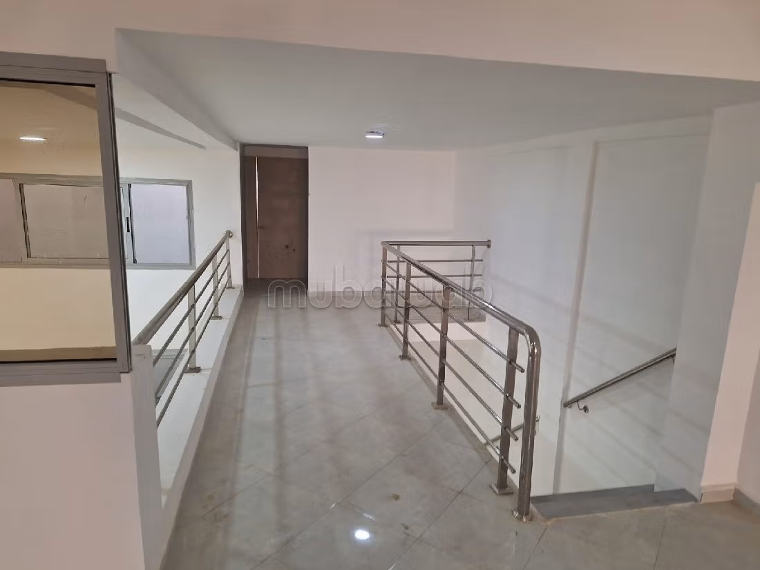 Oficinas y locales comerciales en venta en Sala el Jadida. Área total 211 m². Aire condicionado. 