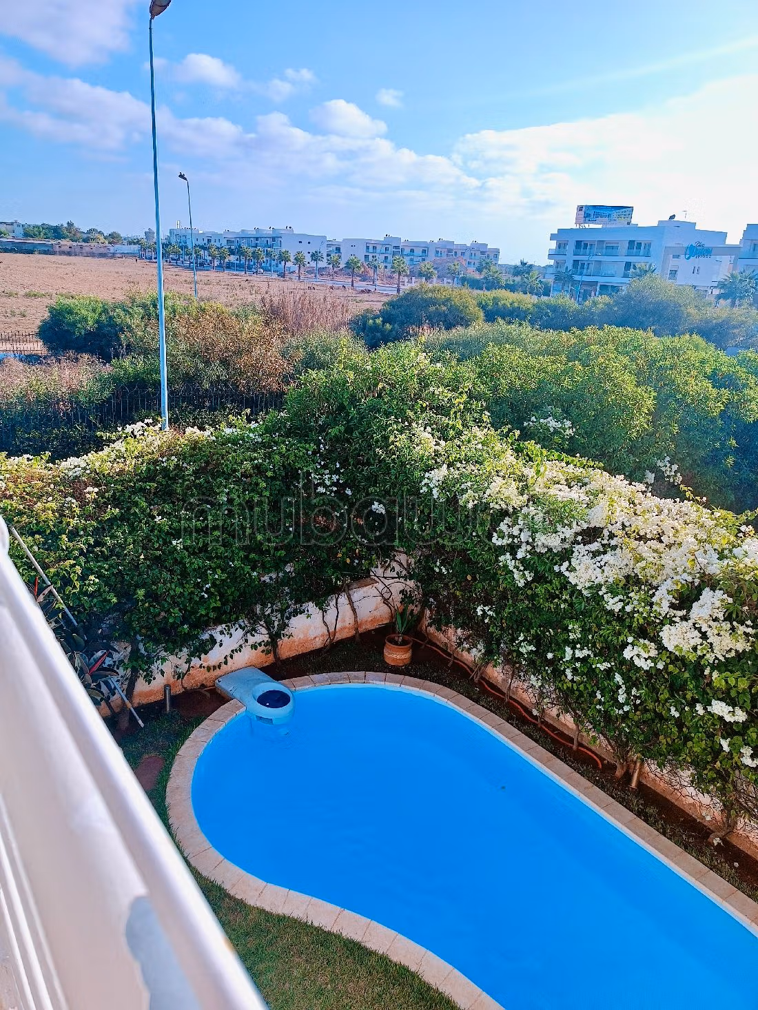 Villa's en luxe woningen kopen. 5 Ruimtes. Conciërgeservice en mooi zwembad. 