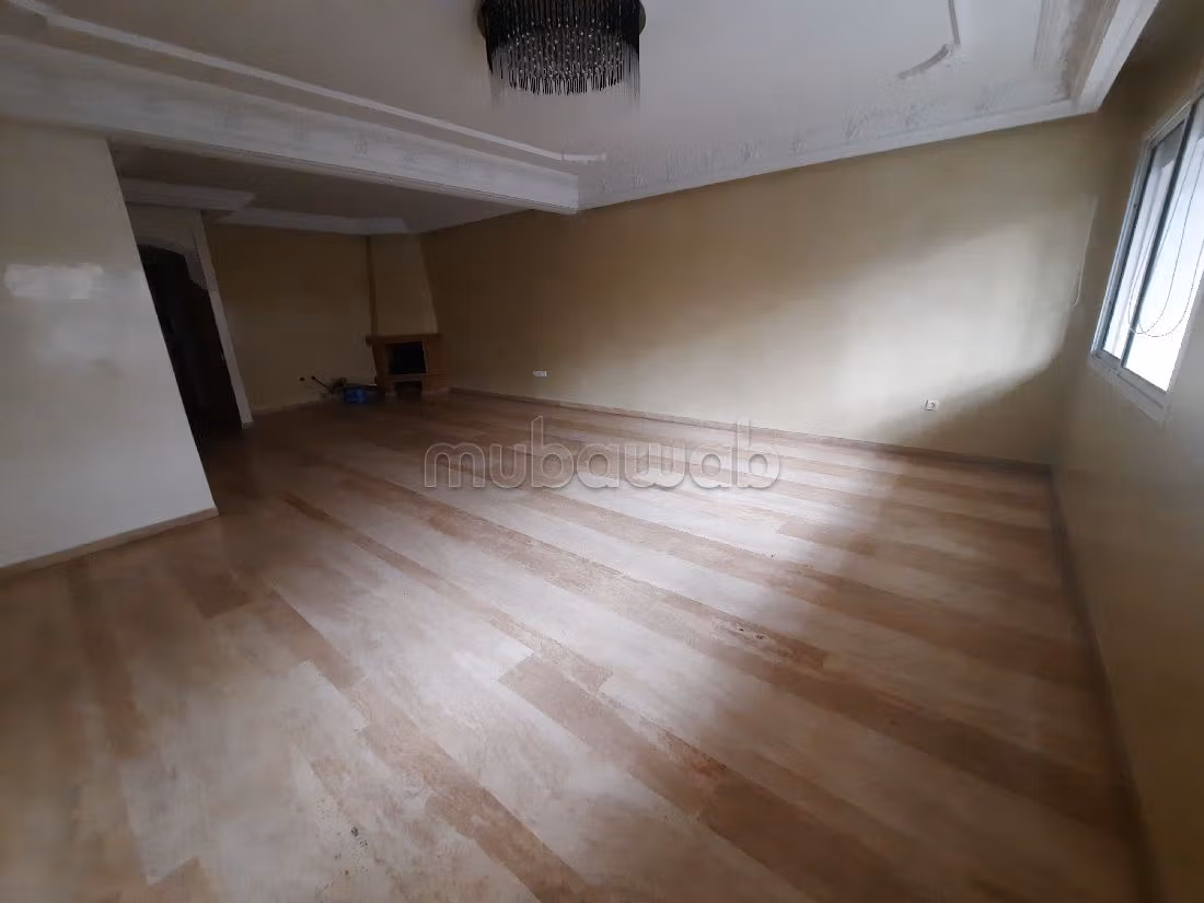 Piso en venta en Ain Chock. Área total 171 m². Servicio de conserjería, chimenea