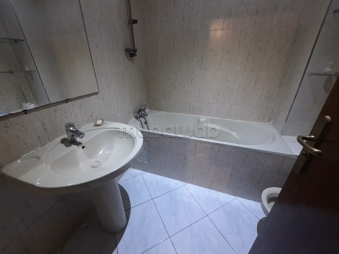 Piso en venta en Ain Chock. Área total 171 m². Servicio de conserjería, chimenea