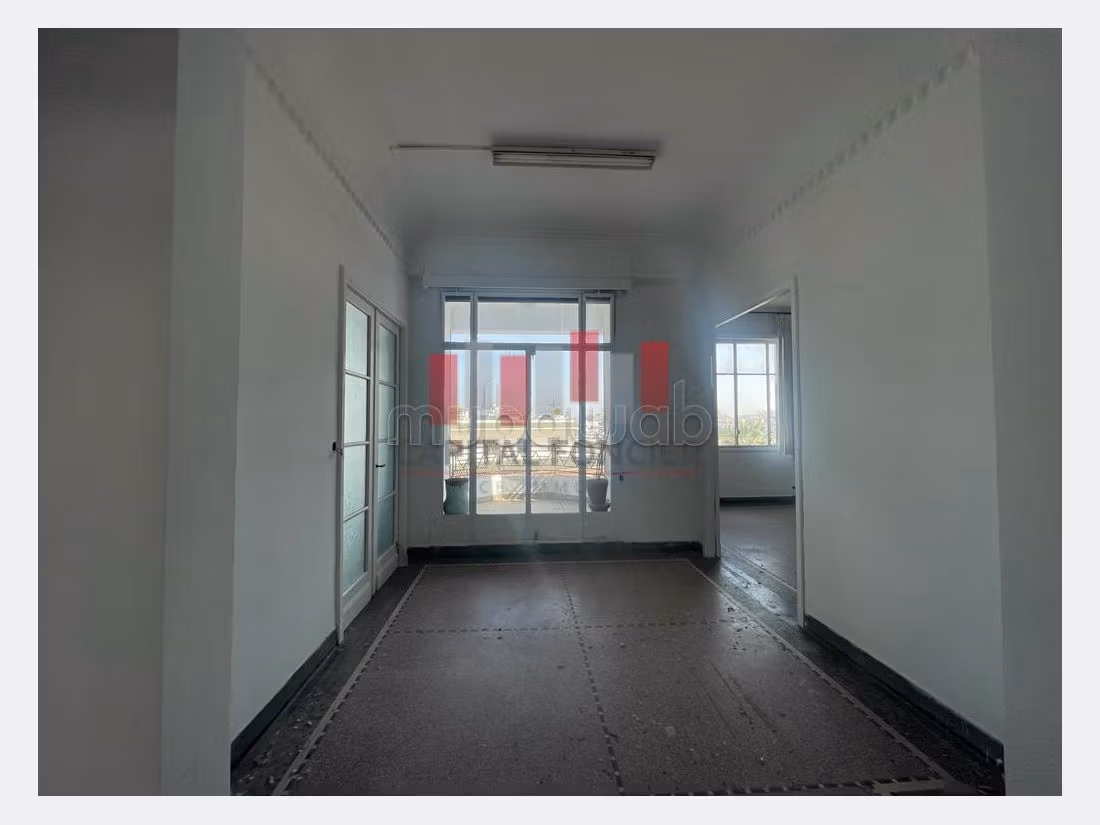 بيع شقة بوسط المدينة. المساحة الكلية 179 م². موقف سيارات ومصعد