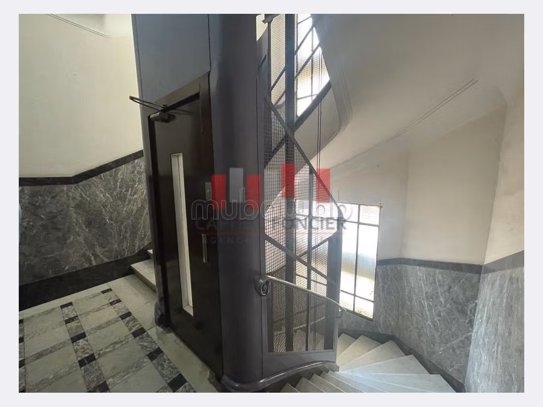 بيع شقة بوسط المدينة. المساحة الكلية 179 م². موقف سيارات ومصعد