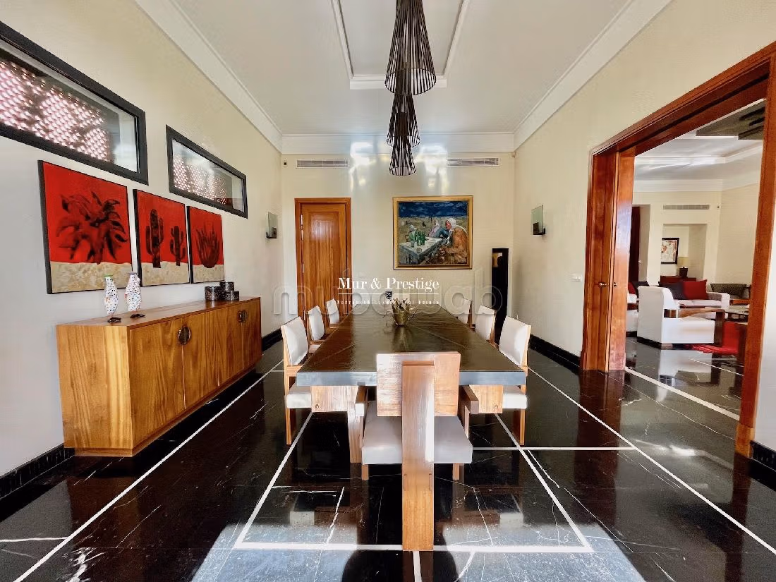 فيلا جميلة للبيع بطريق امزميز. 5 قطع كبيرة. شرفة وحديقة