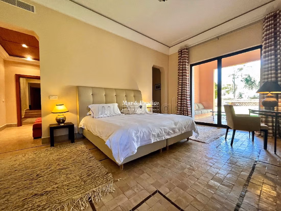 فيلا جميلة للبيع بطريق امزميز. 5 قطع كبيرة. شرفة وحديقة