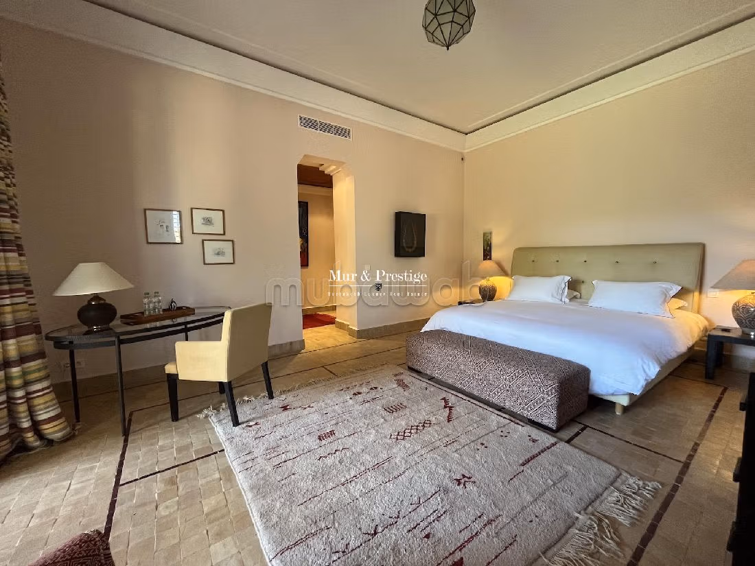 فيلا جميلة للبيع بطريق امزميز. 5 قطع كبيرة. شرفة وحديقة