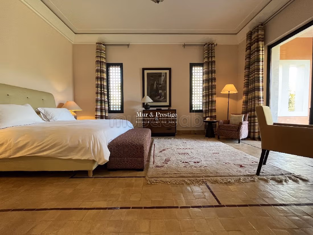 فيلا جميلة للبيع بطريق امزميز. 5 قطع كبيرة. شرفة وحديقة