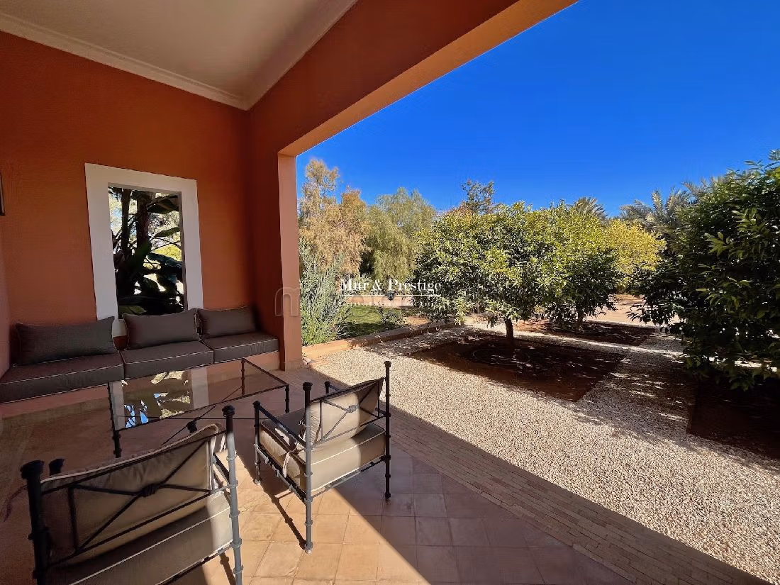 فيلا جميلة للبيع بطريق امزميز. 5 قطع كبيرة. شرفة وحديقة