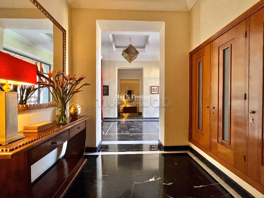 فيلا جميلة للبيع بطريق امزميز. 5 قطع كبيرة. شرفة وحديقة