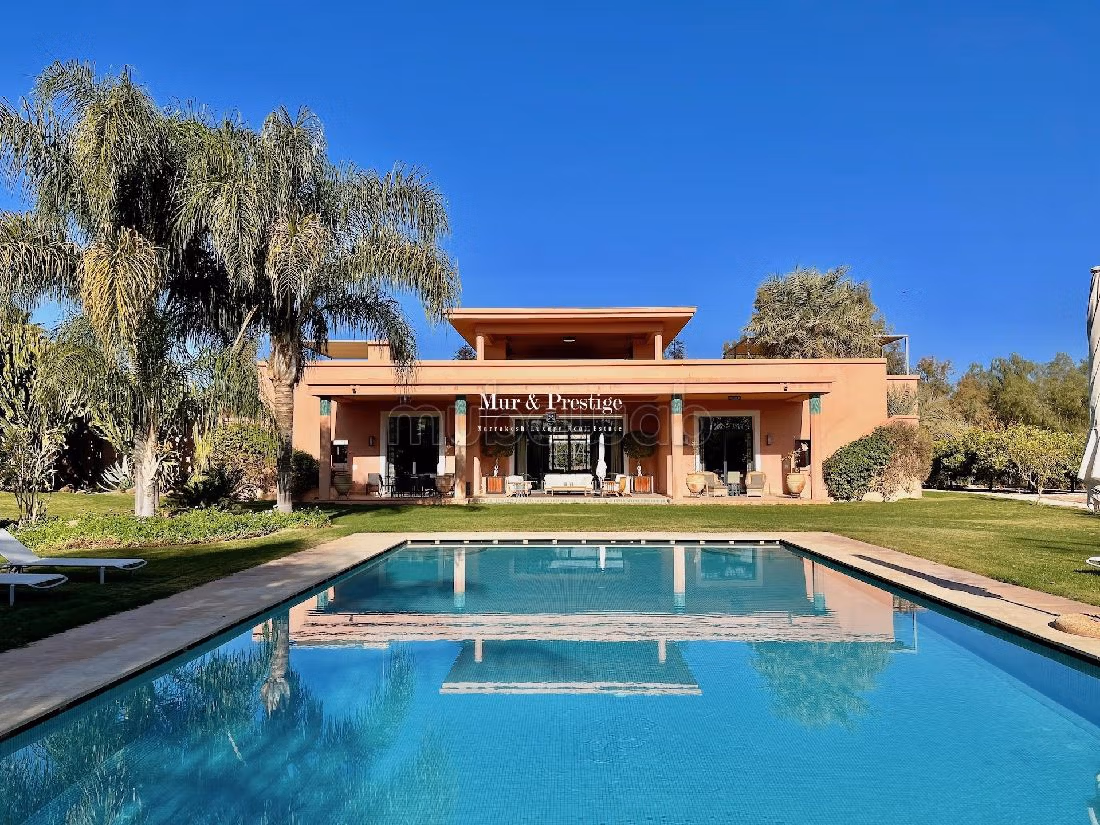 فيلا جميلة للبيع بطريق امزميز. 5 قطع كبيرة. شرفة وحديقة