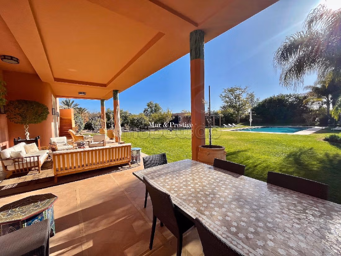 فيلا جميلة للبيع بطريق امزميز. 5 قطع كبيرة. شرفة وحديقة