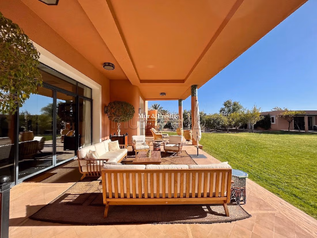 فيلا جميلة للبيع بطريق امزميز. 5 قطع كبيرة. شرفة وحديقة