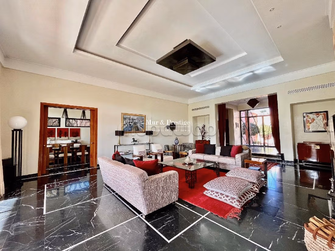 فيلا جميلة للبيع بطريق امزميز. 5 قطع كبيرة. شرفة وحديقة